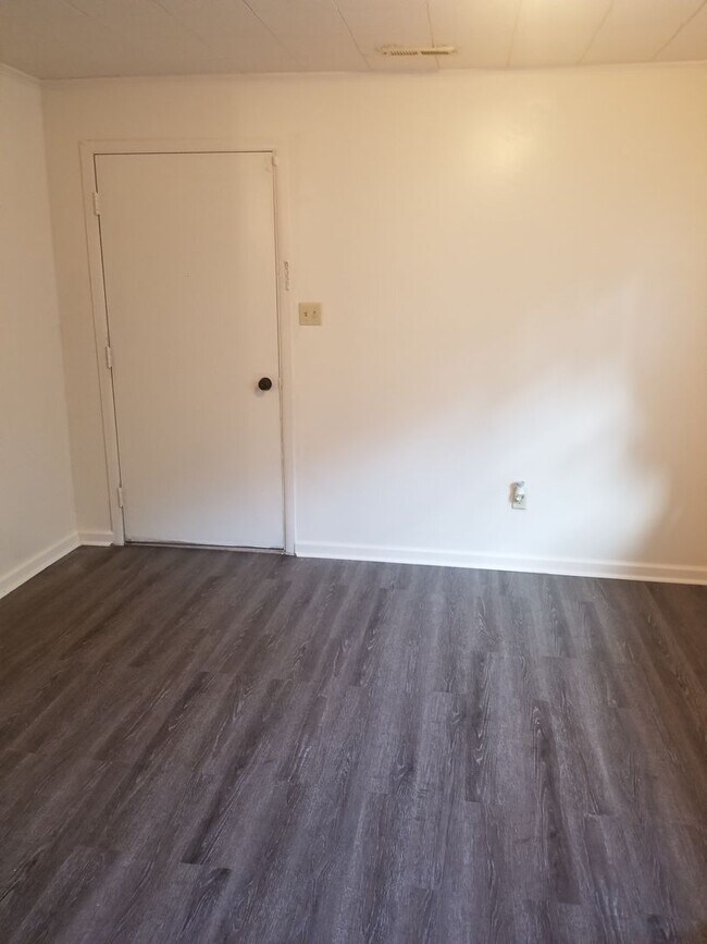 Building Photo - 3- Bedroom & 1- Bath