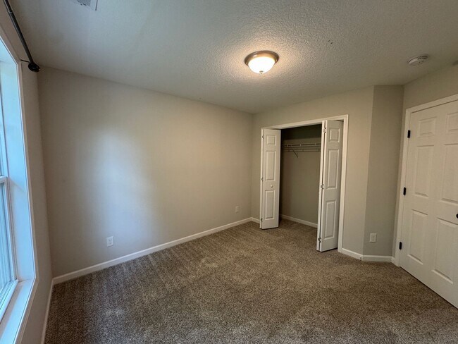 Building Photo - Oakley - Modern Three Bedroom