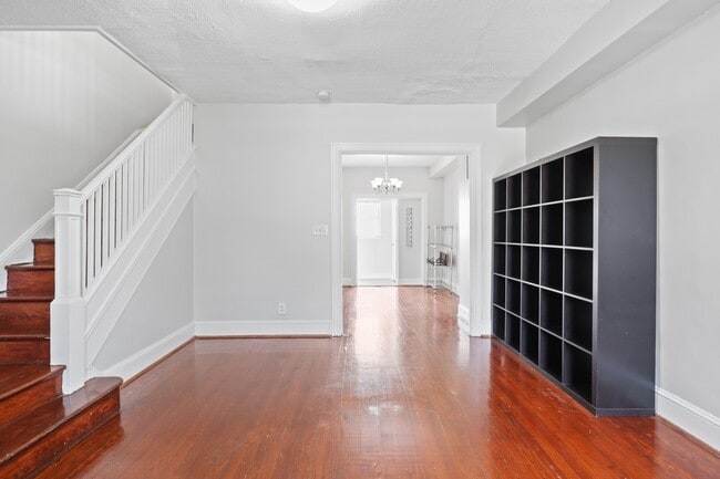 Building Photo - 209 Douglas St NE