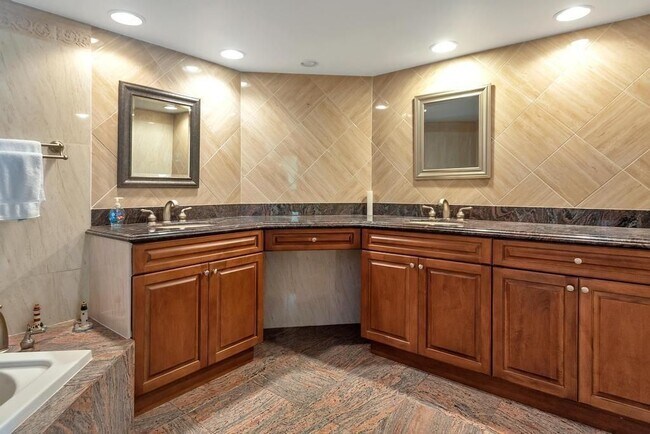Building Photo - 4020 Galt Ocean Dr