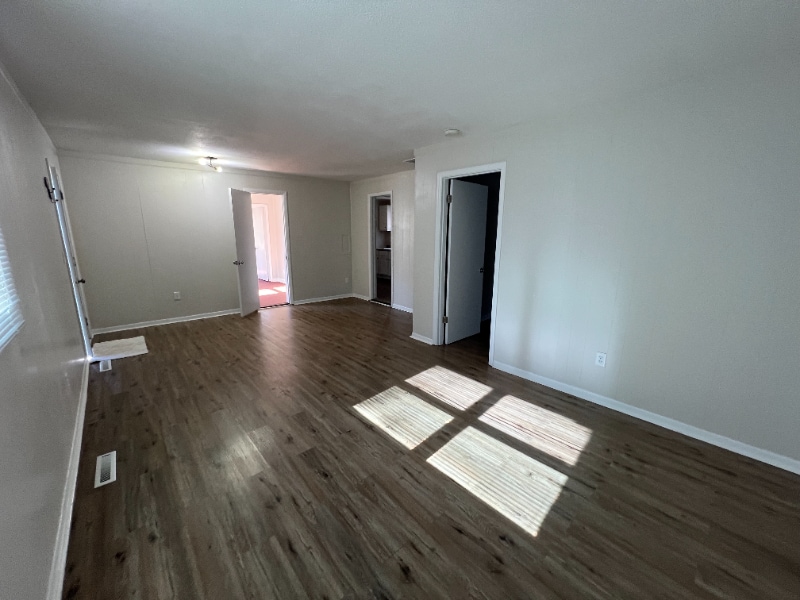 Building Photo - 912 E Skinner St