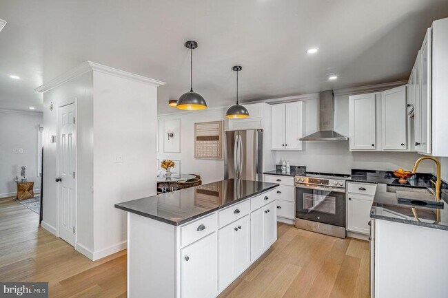 Building Photo - 1325 Barnaby Terrace SE