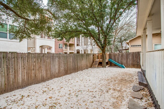 Building Photo - 3 Bedroom/2.5 Bath Pecan Hill Subdivision