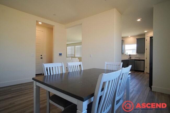 Building Photo - Lovely Home Near Frontier Highschool!