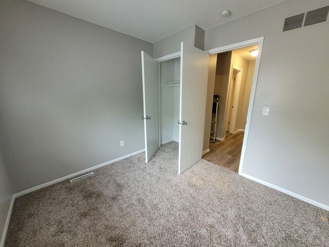 Building Photo - 3 Bedroom with Fenced Yard!