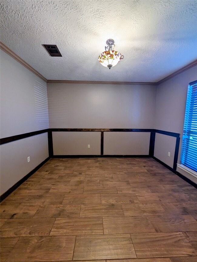 Building Photo - 807 Poppets Way