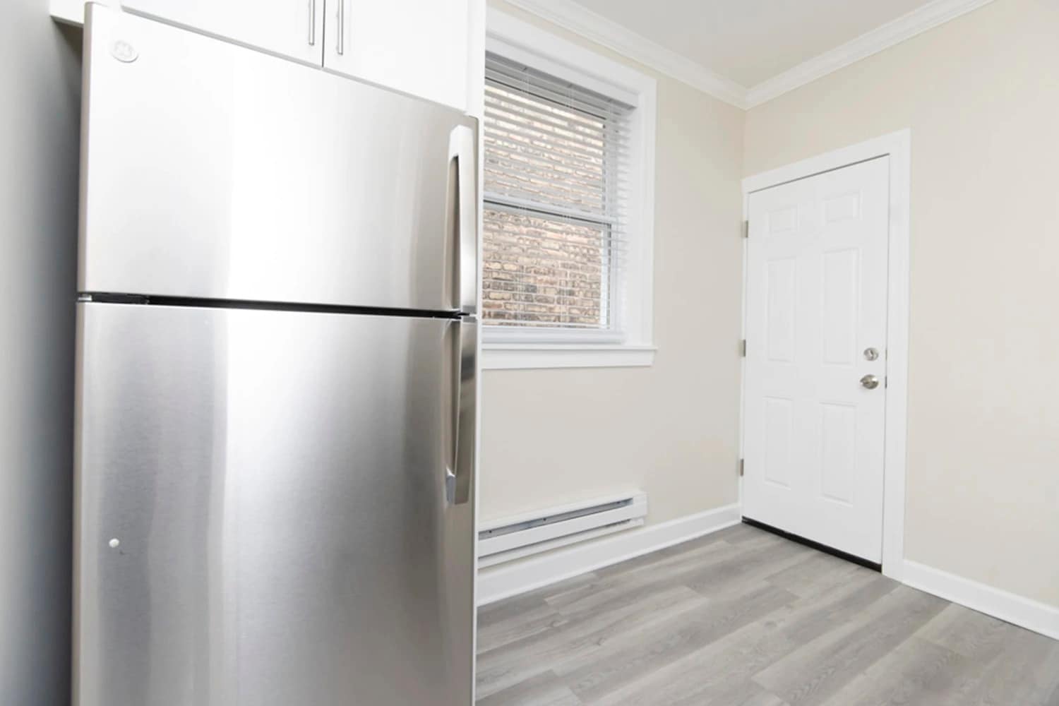 Building Photo - 648 W Roscoe St