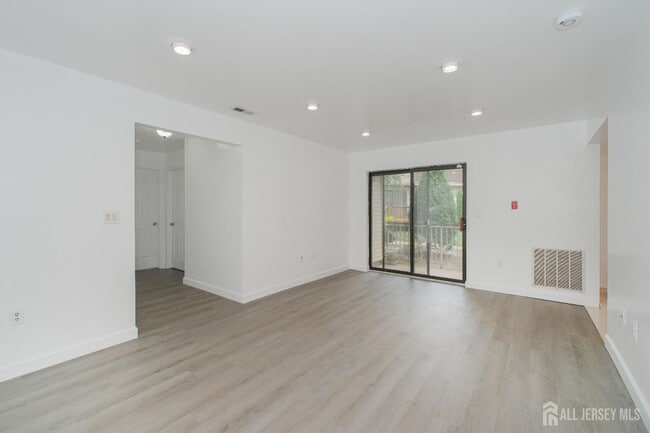 Building Photo - 402 Hidden Village Dr