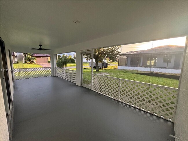 Building Photo - 142 SW 34th Pl