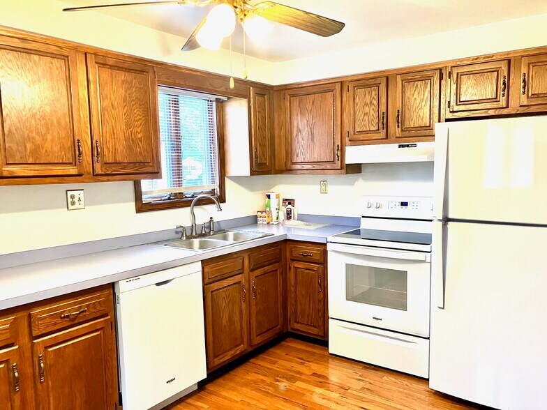 Building Photo - 6878 Nickis Ln