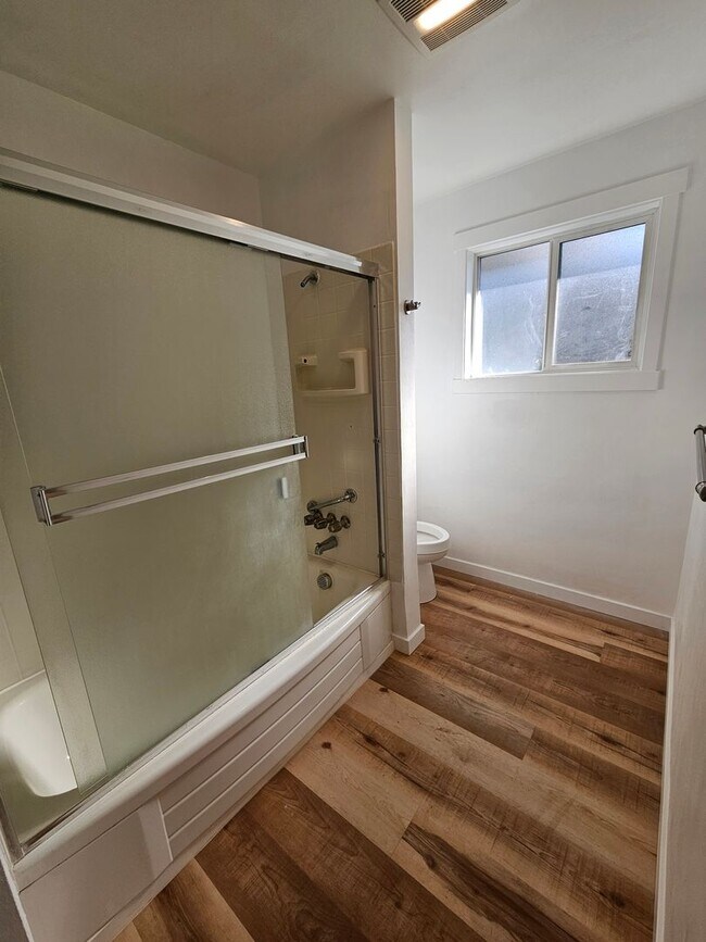 Building Photo - Delightful Home Within Minutes to Everything