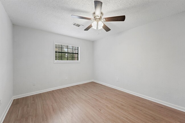 Building Photo - 18009 Split Oak Cir