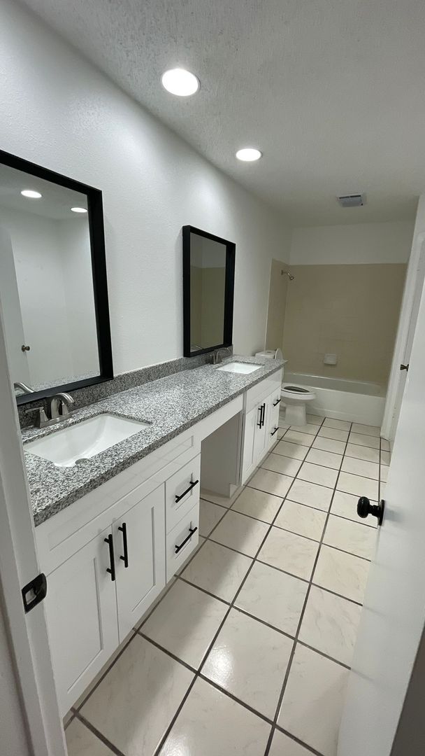 Building Photo - Large 2/2 duplex with a 2 car garage