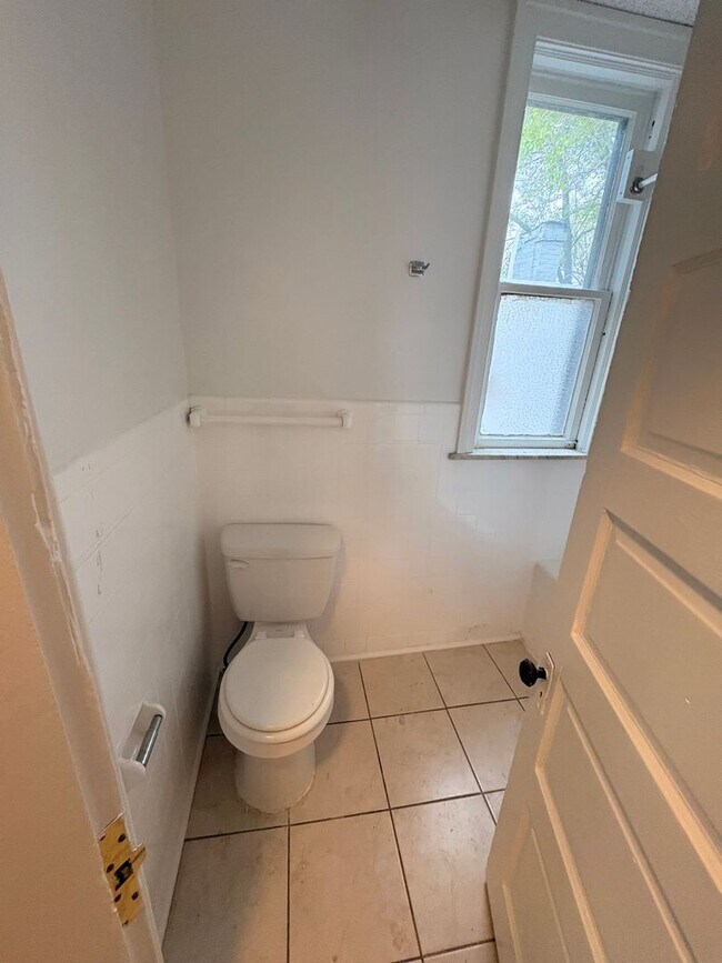 Building Photo - Spacious 3-Bedroom Apartment – West End of York City!