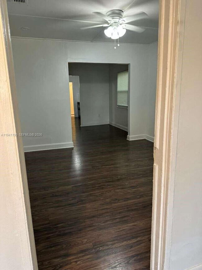 Building Photo - 920 NW 22nd Ct