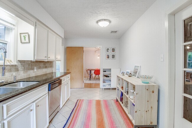 Building Photo - 1014 Nashua St