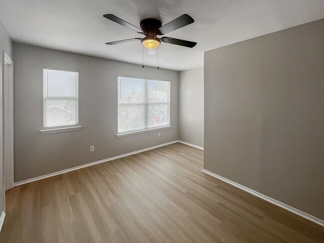 Building Photo - 2325 Kingsway Dr