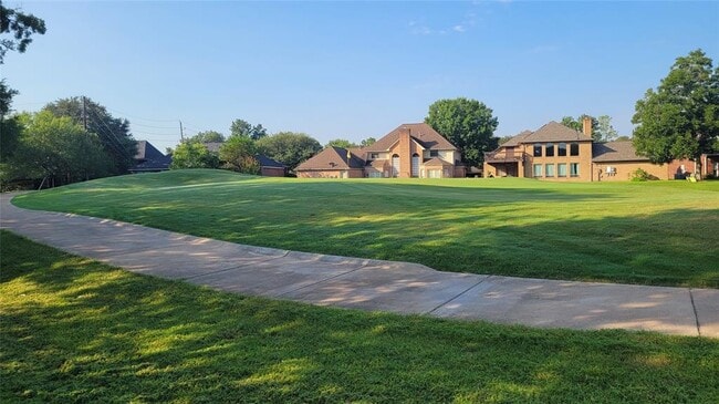 Building Photo - 2027 Woodland Dr