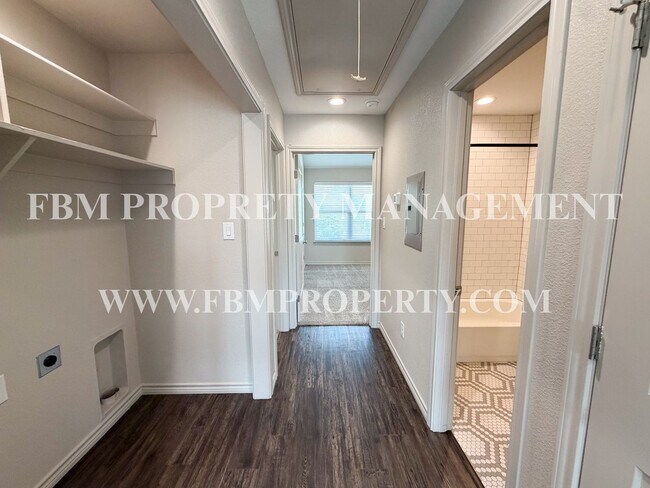 Building Photo - 1203 N Clay St