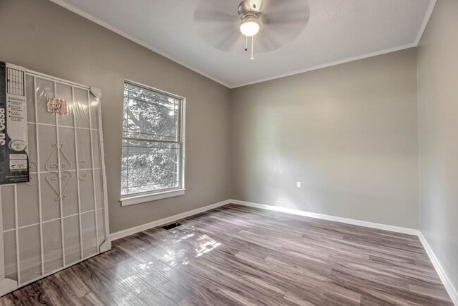 Building Photo - Knoxville 37914 - CHARMING 2 BEDROOM 1 BATH HOME WITH BONUS LOT! Contact Lisa Vineyard & Shannon ...