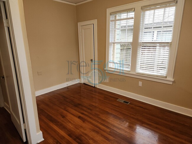 Building Photo - **Lease Pending** Addorable Newly Updated ...