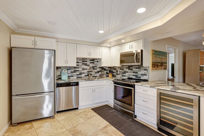 Building Photo - SUNTIDE BEACH CONDO FOR RENT