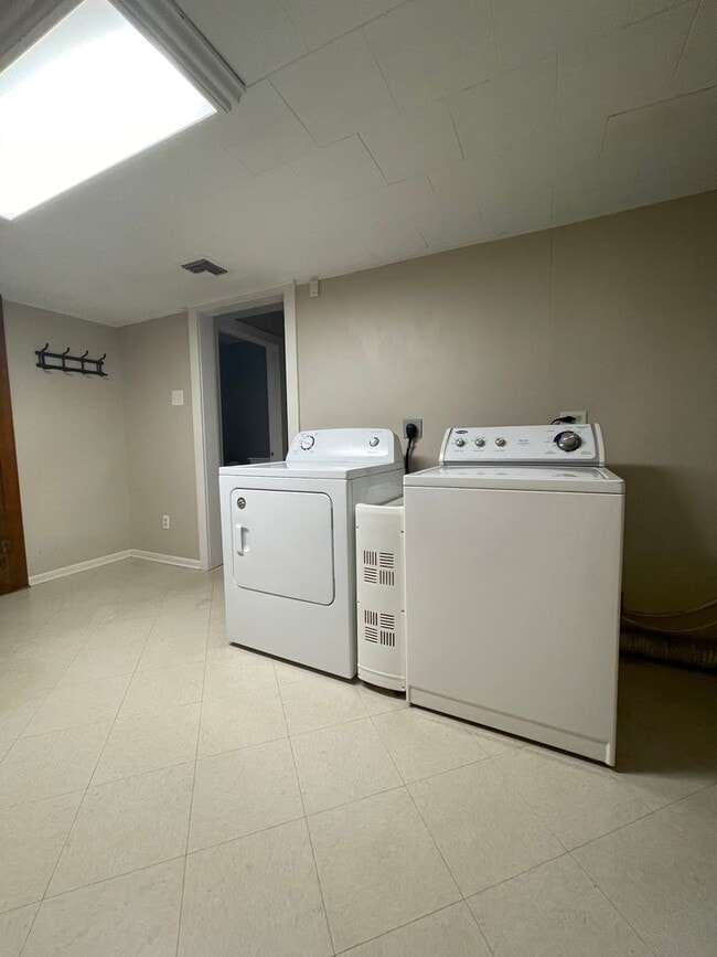 Building Photo - 2 bedroom 2 bath home, MOVE IN SPECIAL!!!