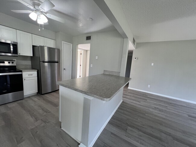 Building Photo - 1920 W Lakeview Blvd