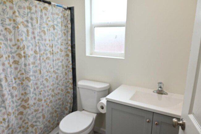 Building Photo - 10701 1/2 Doty Ave