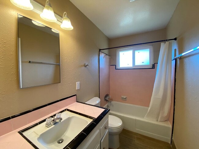 Building Photo - 1545 W Sussex Way
