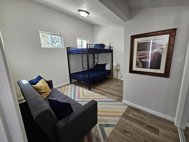 Building Photo - 539 Venture Blvd S