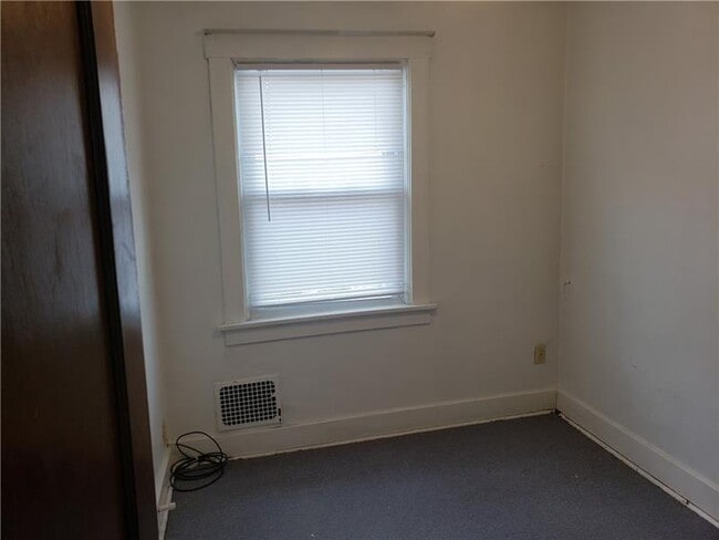 Building Photo - 350 Coltart Ave