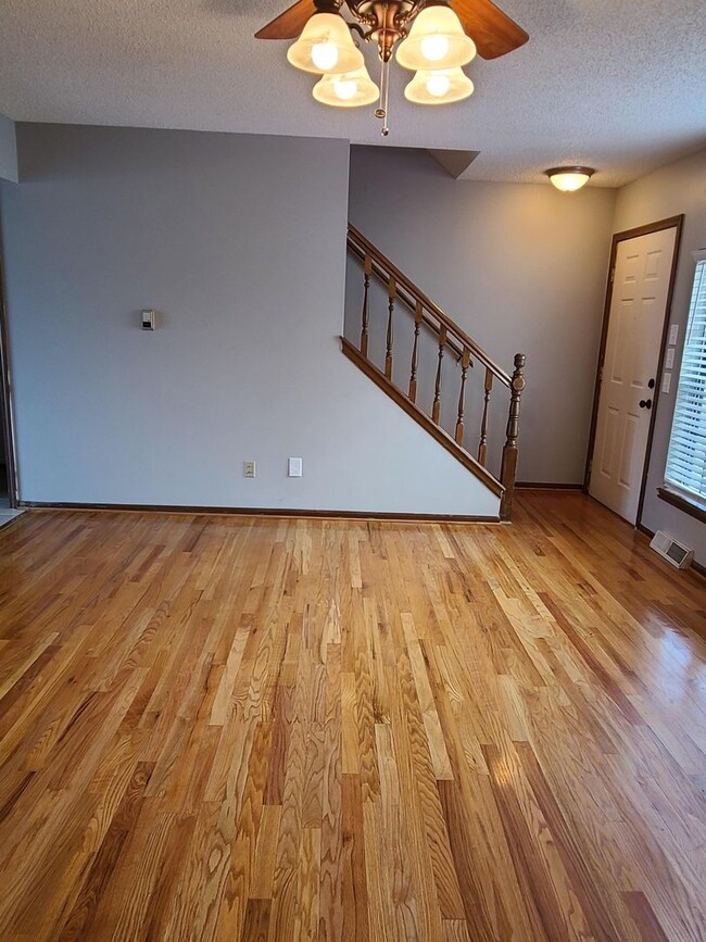 Building Photo - 2 Bedroom 1.5 Bath Townhome