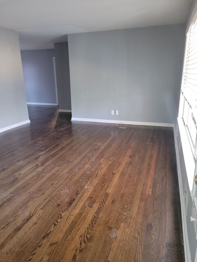 Building Photo - Beautiful 3 Bedroom Duplex