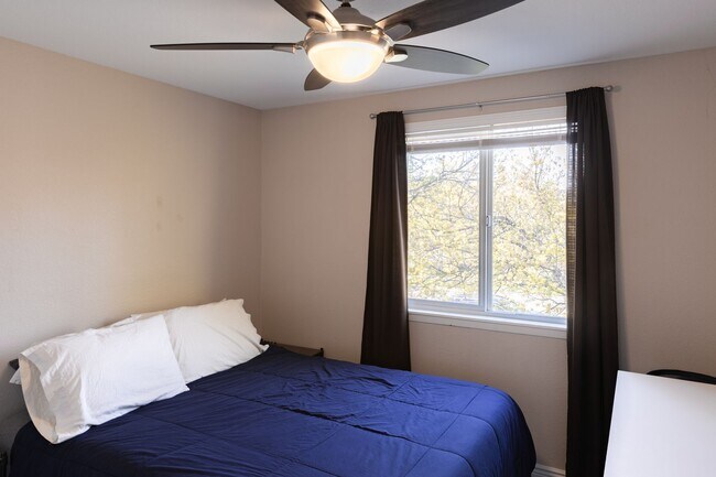 Building Photo - Updated Boise Ave. Townhome in great location!