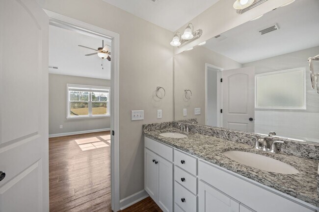 Building Photo - Welcome to Peyton's Lake!