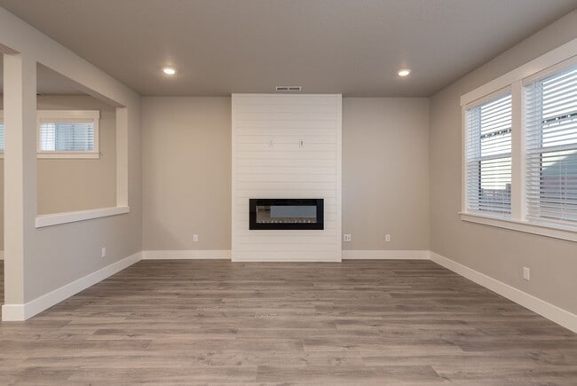 Building Photo - 5 Bdrm 3 bath  Located in the Lodges at Bachelor Village  -  available February 2026