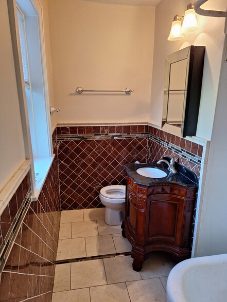 Mohogany cabinet,tiled walls,granite flooring - 4215 N Campbell Ave