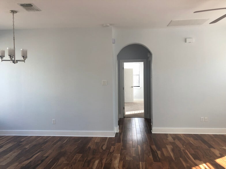 Building Photo - 1501 Lorraine Loop