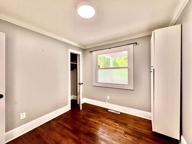Building Photo - Welcome home to this charming house located near the heart of Charlotte, NC.