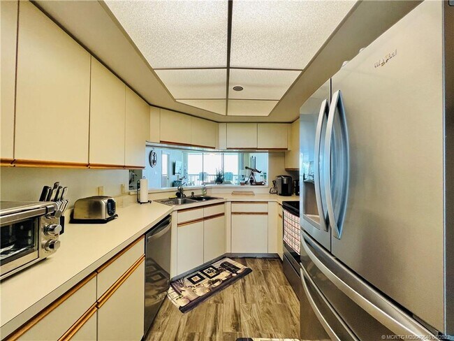 Building Photo - 8880 S Ocean Dr