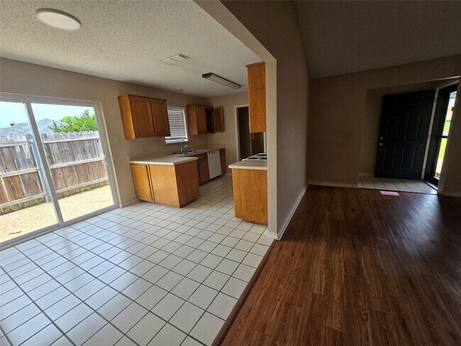 Building Photo - Discover this inviting 3 bedroom, 2 bathroom rental nestled in Cleburne, Texas, offering a spacio...