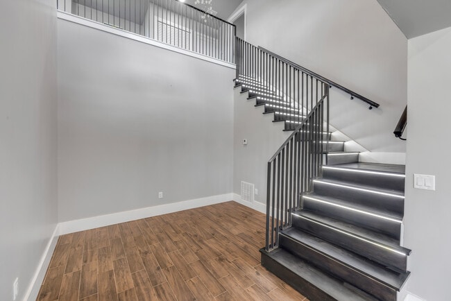 Building Photo - 1707 N Peninsula Ave