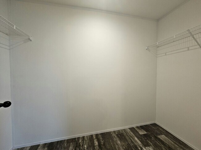 Building Photo - 1006 Myakka Dr