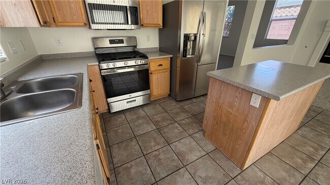 Building Photo - 2424 Predera Ave