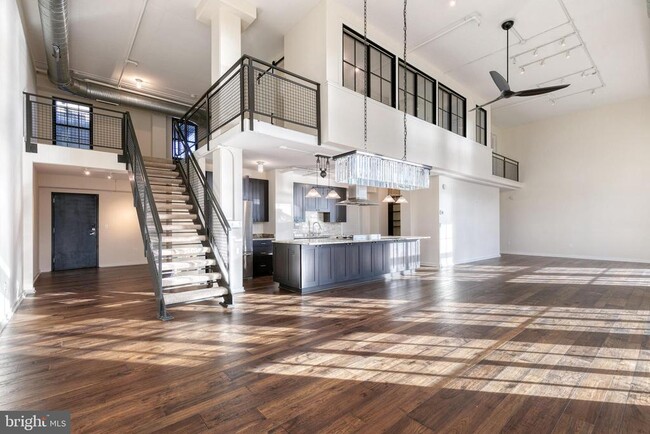 Building Photo - 1220 Bank St