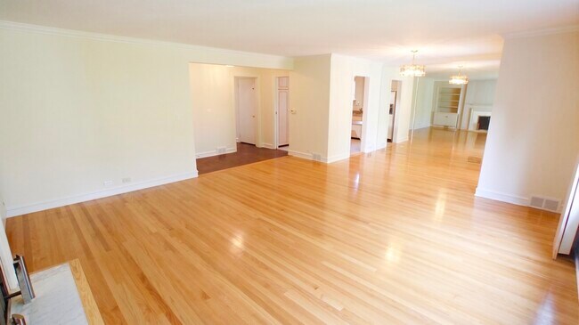 Building Photo - 460 Highcrest Dr