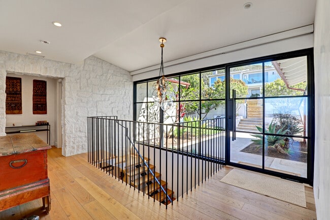 Building Photo - 4 S Vista De La Luna