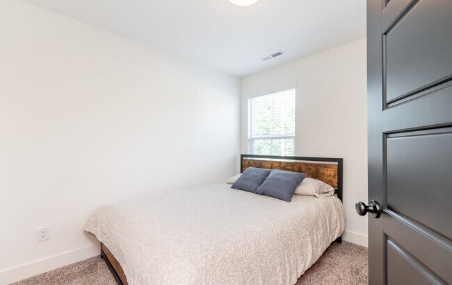 Building Photo - Do Not Miss this Beautiful piece of property.