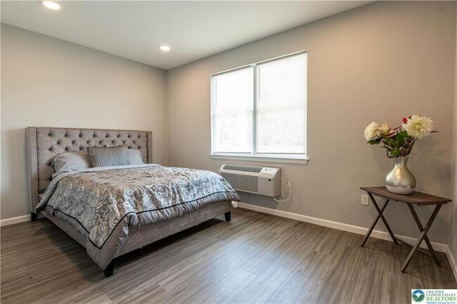 Building Photo - 948 N Front St